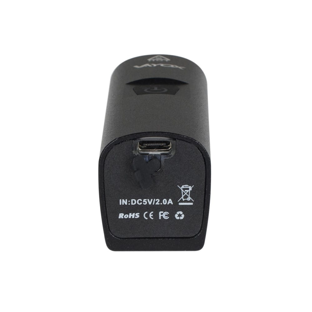 Czarne urządzenie z portem USB i oznaczeniami, na białym tle.