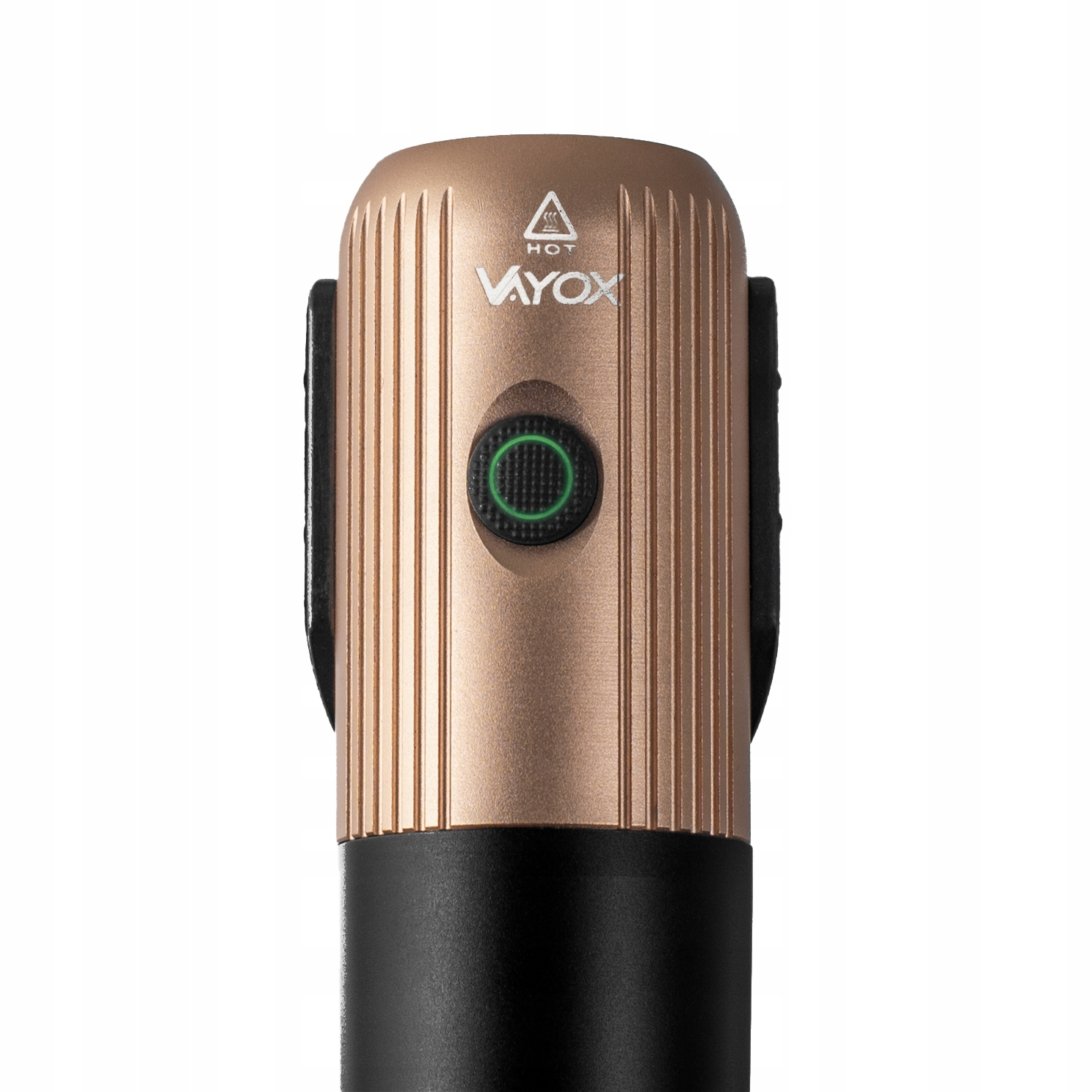 Zbliżenie złotej latarki z zielonym przyciskiem. Czarny uchwyt.