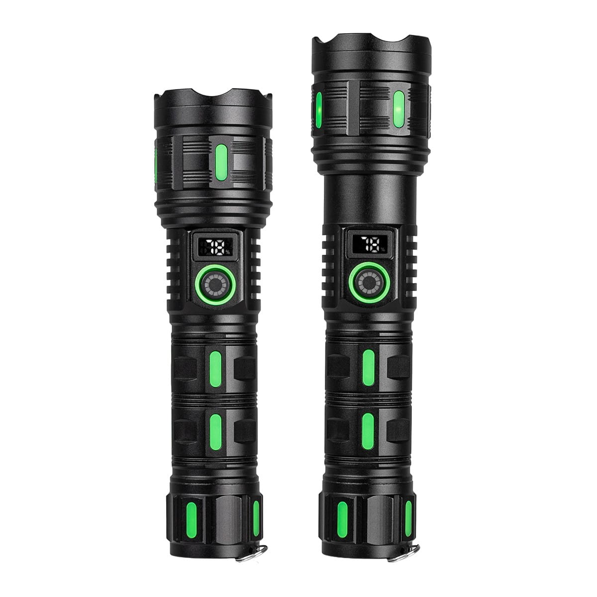 Dwie czarne latarki z zielonymi akcentami i ekranami wyświetlaczy, stojące.