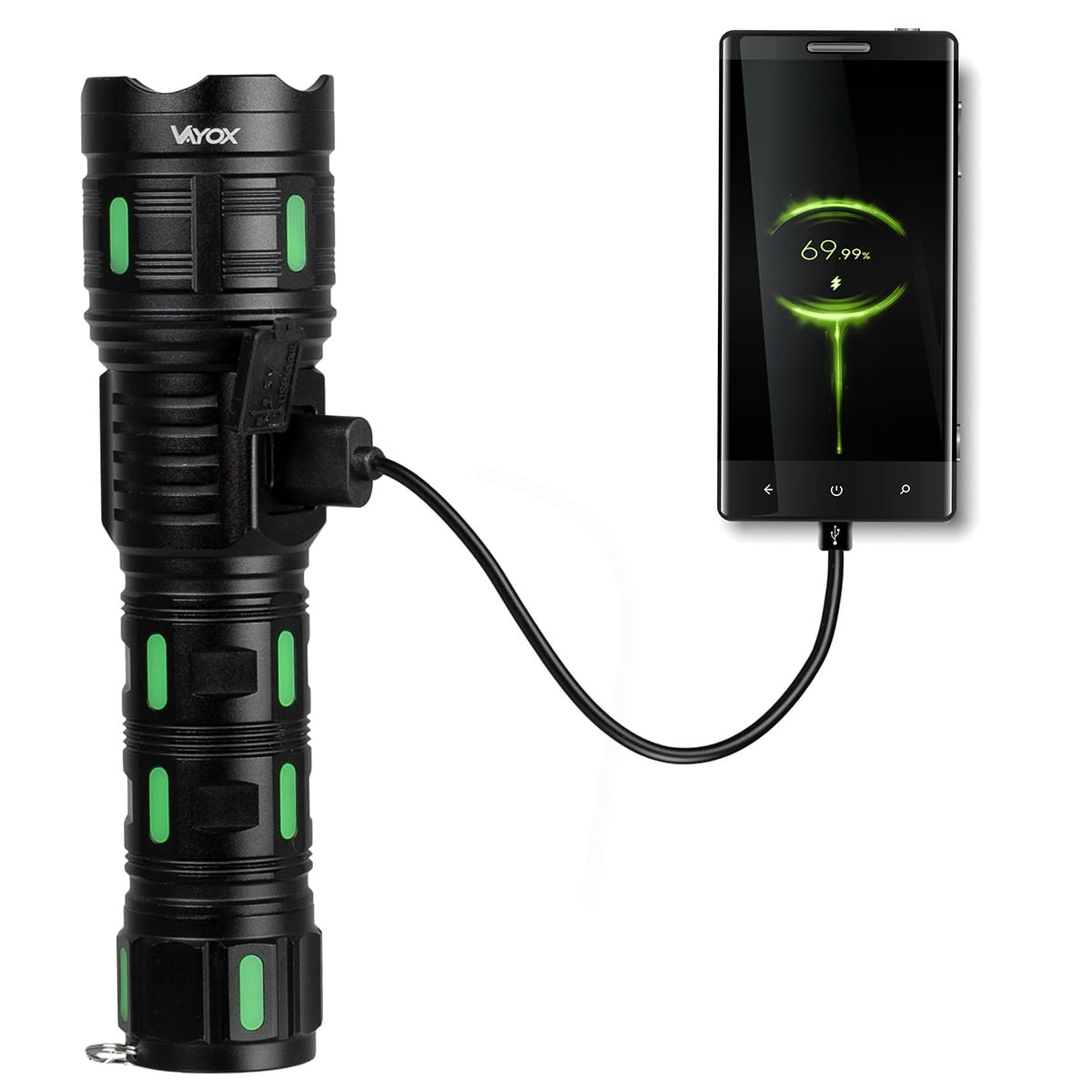 Czarna latarka z kablem ładującym podłączonym do telefonu, pokazującym 69,99% naładowania. Białe tło.
