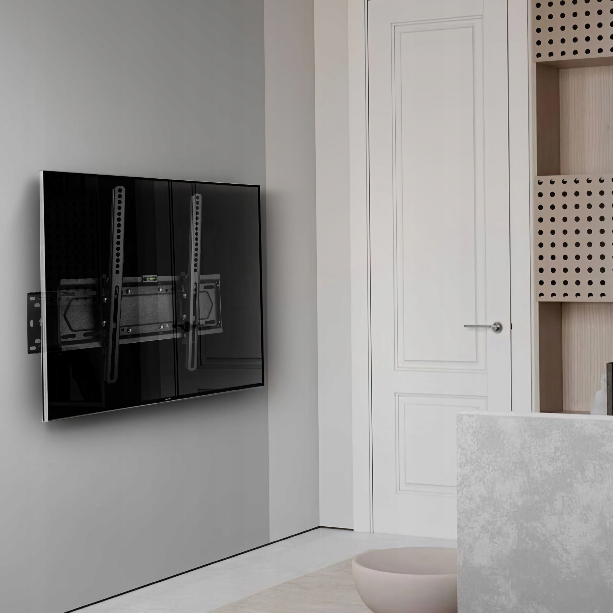 Telewizor zamontowany na ścianie, czarny ekran, z widocznym uchwytem ściennym.