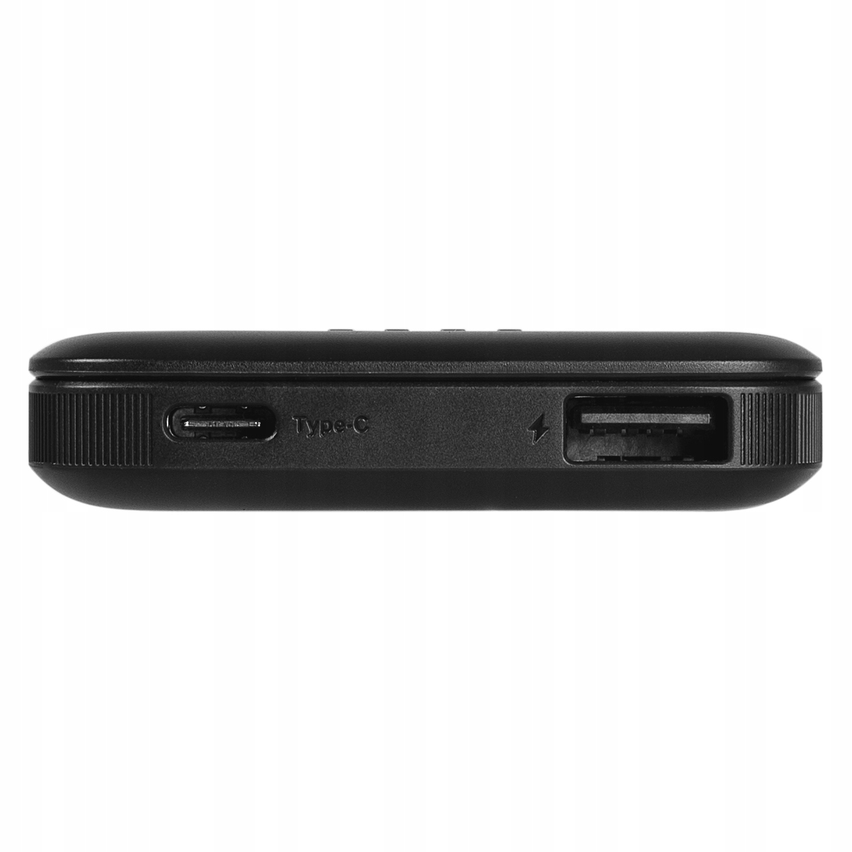 Czarny power bank z portem Type-C i portem USB. Posiada gładką powierzchnię.