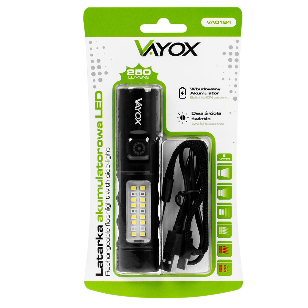 Czarna latarka w opakowaniu. Ma boczną diodę LED i kabel ładujący. Opakowanie jest zielone i białe.