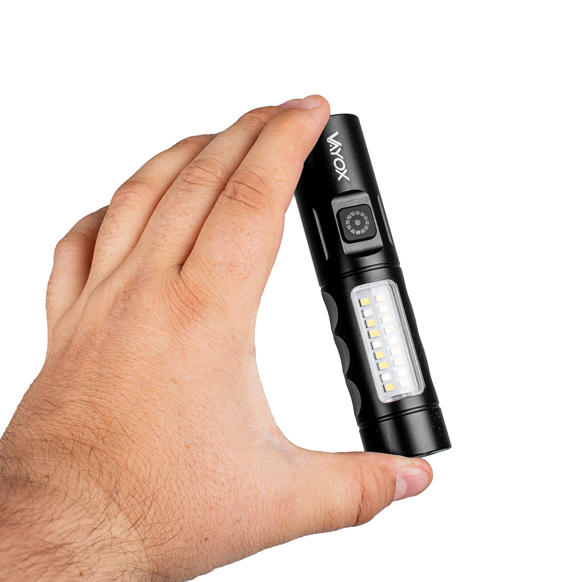 Ręka trzyma czarną latarkę. Latarka ma światło LED i przycisk zasilania.