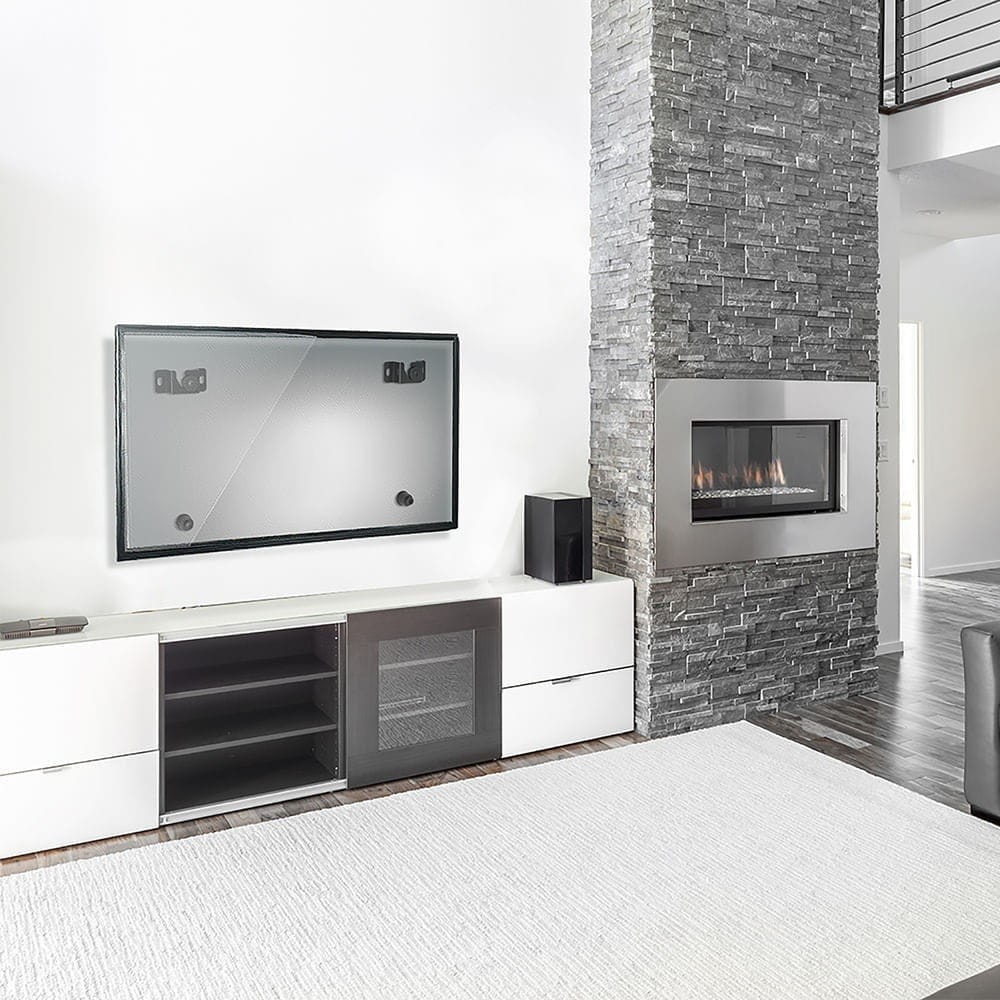 Nowoczesny salon z telewizorem na ścianie, kominkiem i białym dywanem.