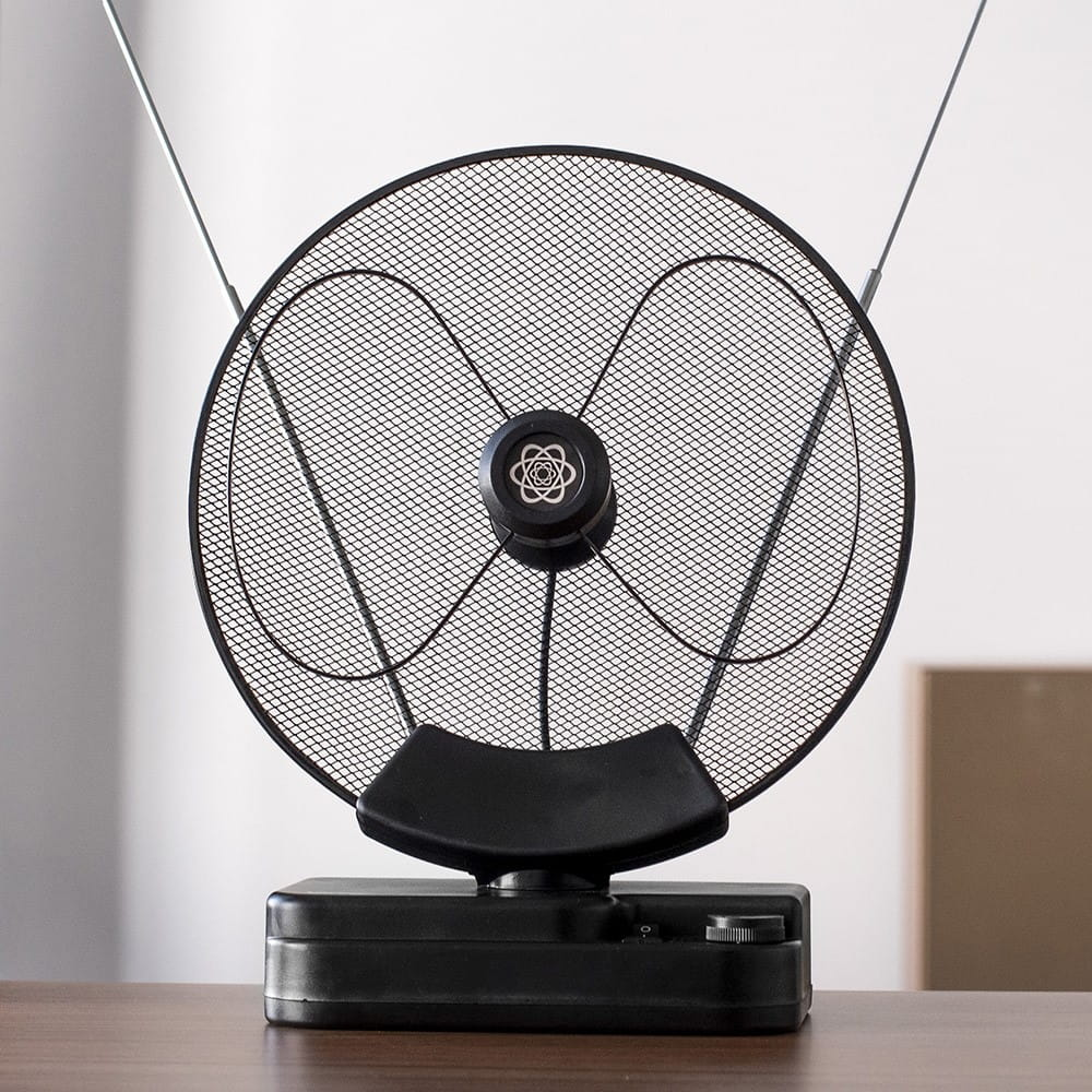 Czarna antena telewizyjna z okrągłą siatką, dwoma prętami i podstawą z pokrętłem i przełącznikiem.