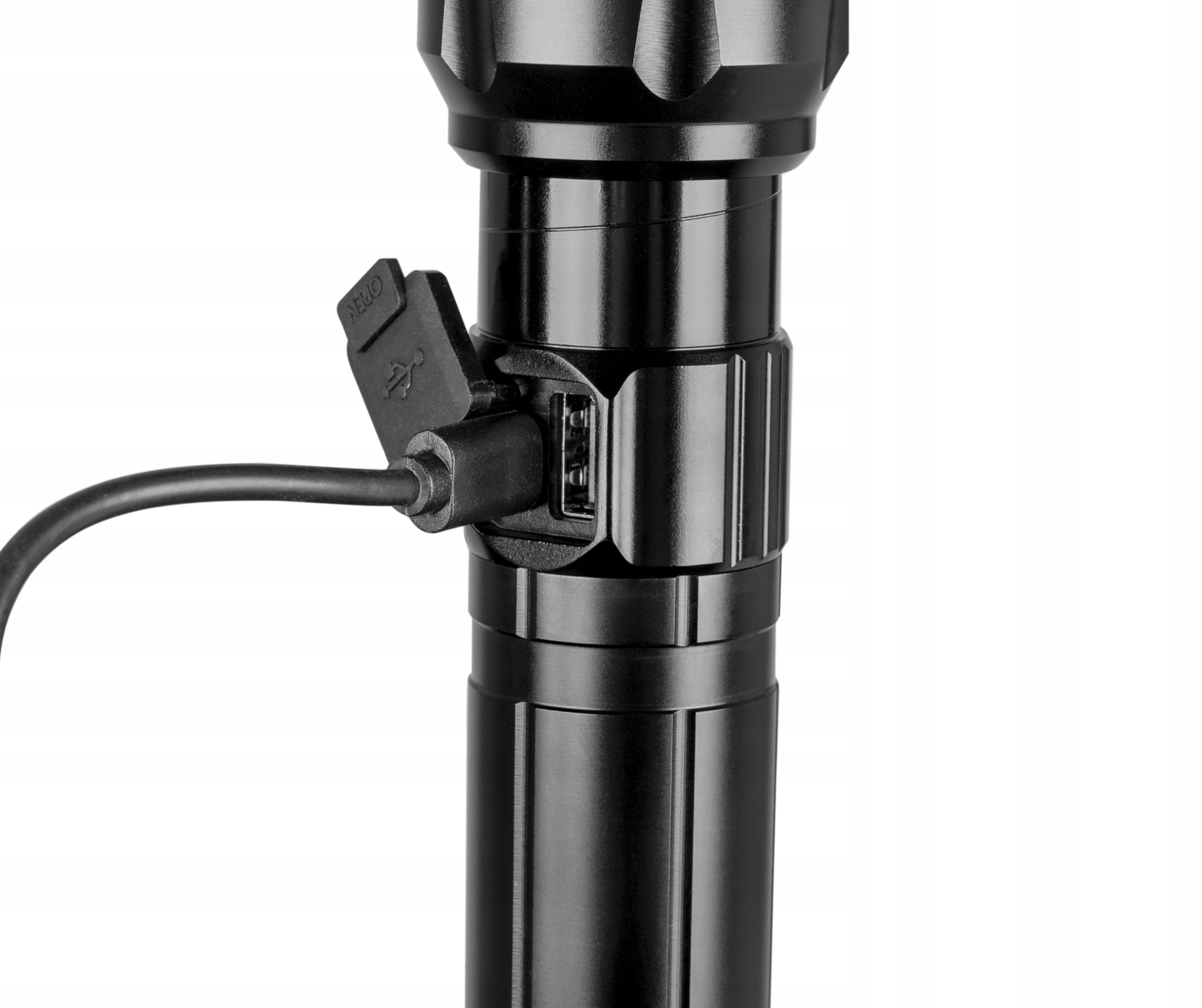 Zbliżenie czarnej latarki. Port ładowania jest otwarty do użytku. Port USB.