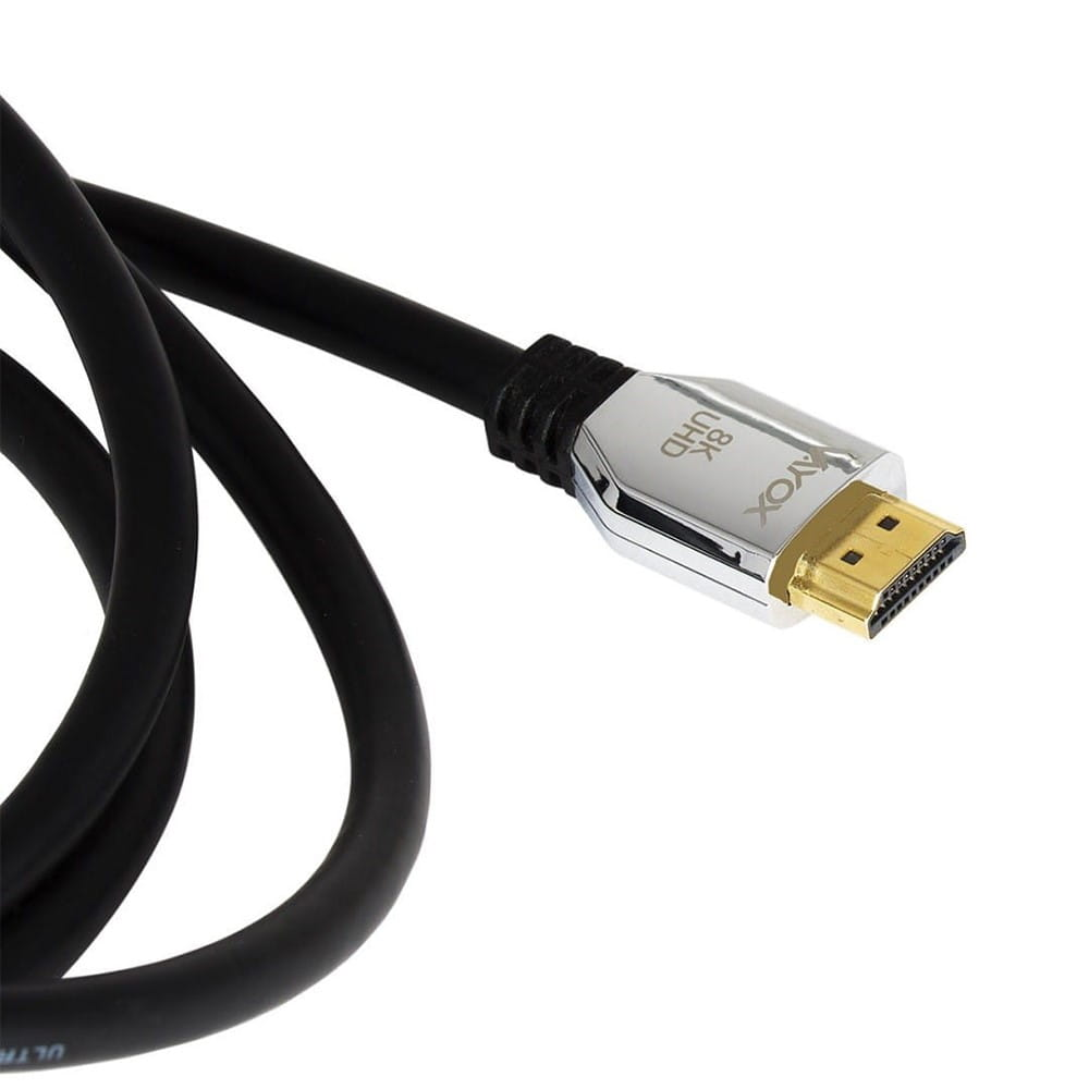 Czarny kabel HDMI z etykietą 8K UHD i pozłacanym złączem, białe tło.