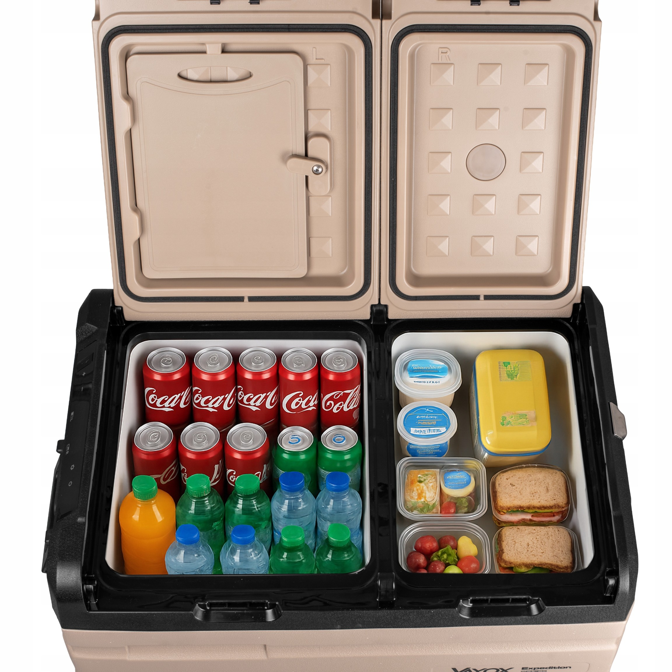 Beżowa lodówka z otwartymi przegródkami wypełnionymi napojami, pojemnikami na żywność i deską do krojenia.