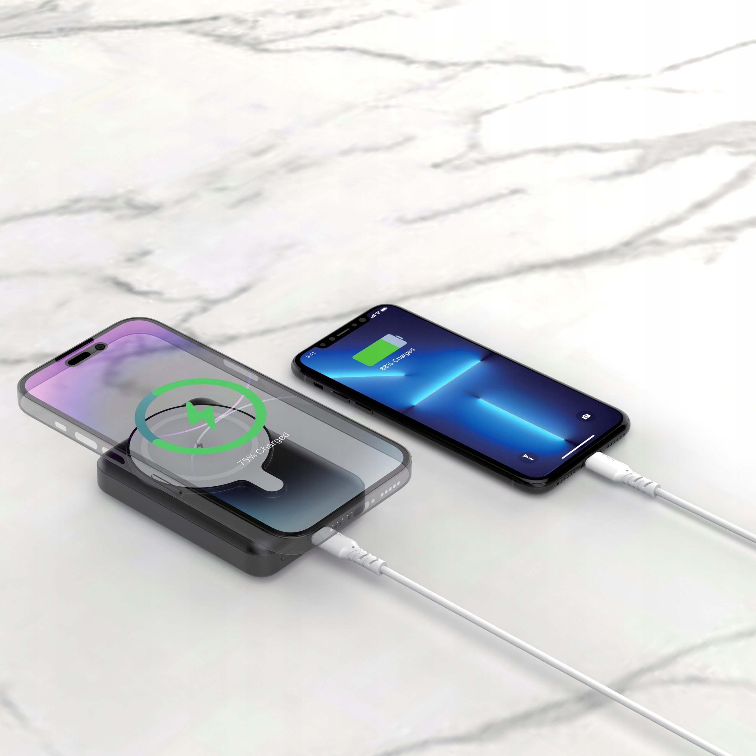 Telefon ładujący się bezprzewodowo na czarnej ładowarce. Drugi telefon obok, z kablem do ładowania.