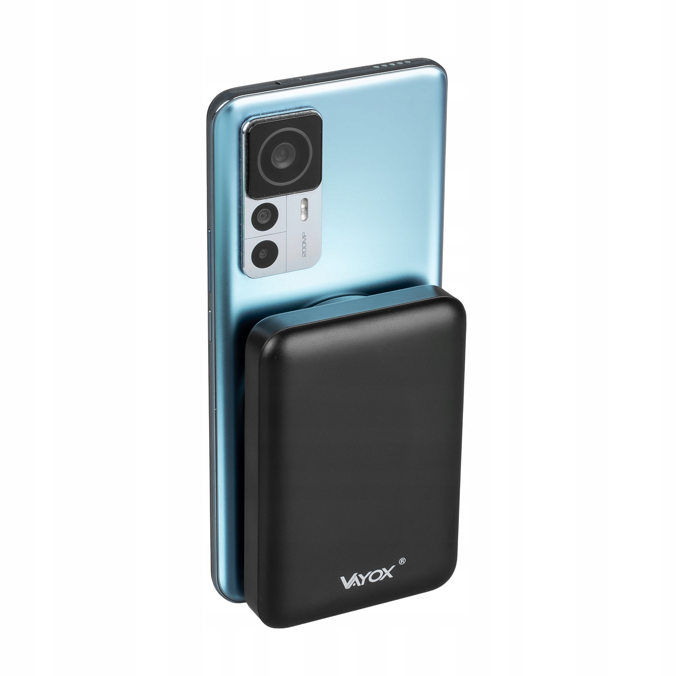 Czarny power bank przymocowany do niebieskiego telefonu. Telefon jest na białym tle.