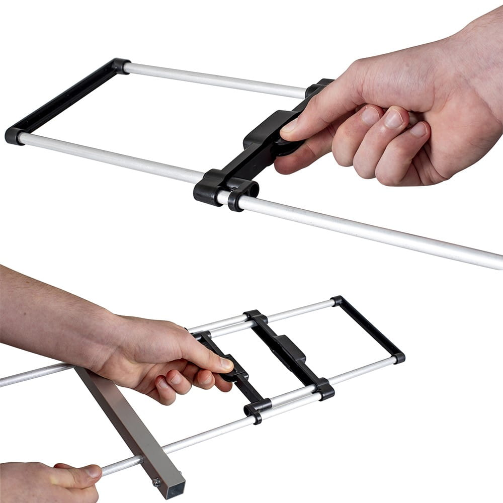 Ręce montujące srebrno-czarną antenę. Dwa ujęcia, zbliżenie, białe tło.