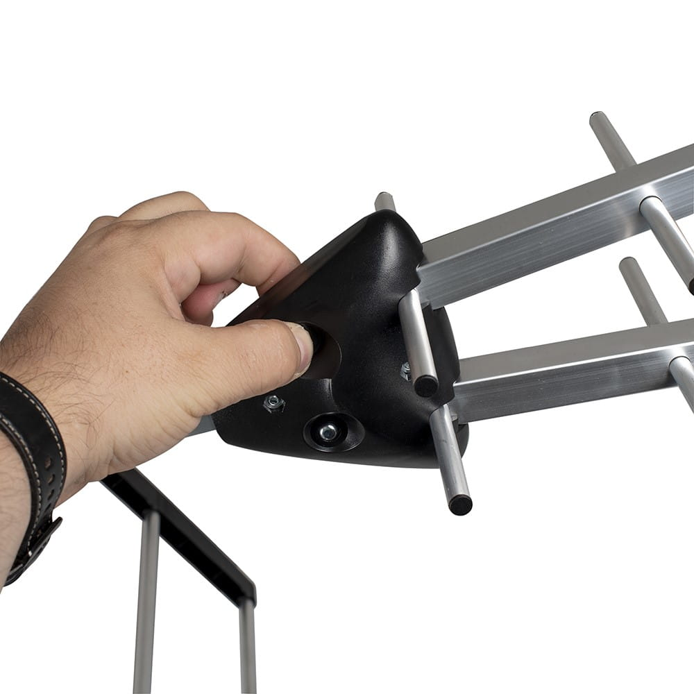 Ręka regulująca czarno-srebrną antenę, białe tło.