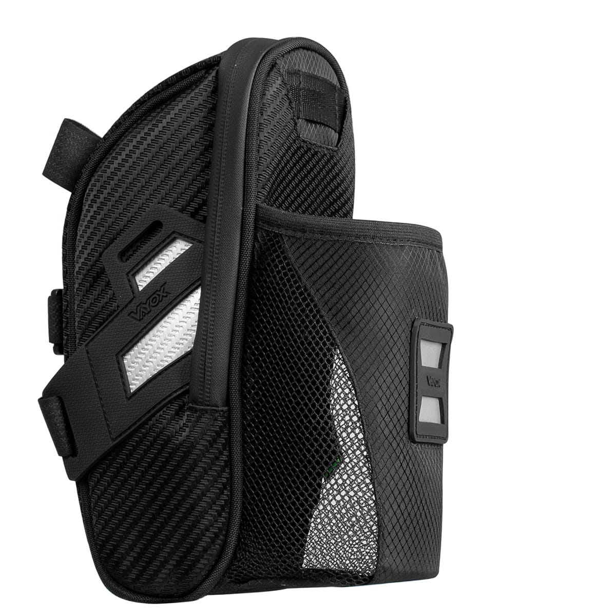 Zbliżenie czarnej torby rowerowej z siatkową kieszenią i elementami odblaskowymi na białym tle.