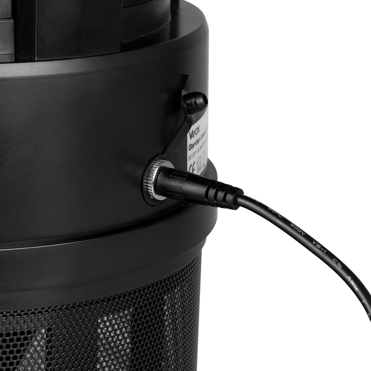 Zbliżenie na zabójcę owadów, pokazujące port ładowania i kabel.