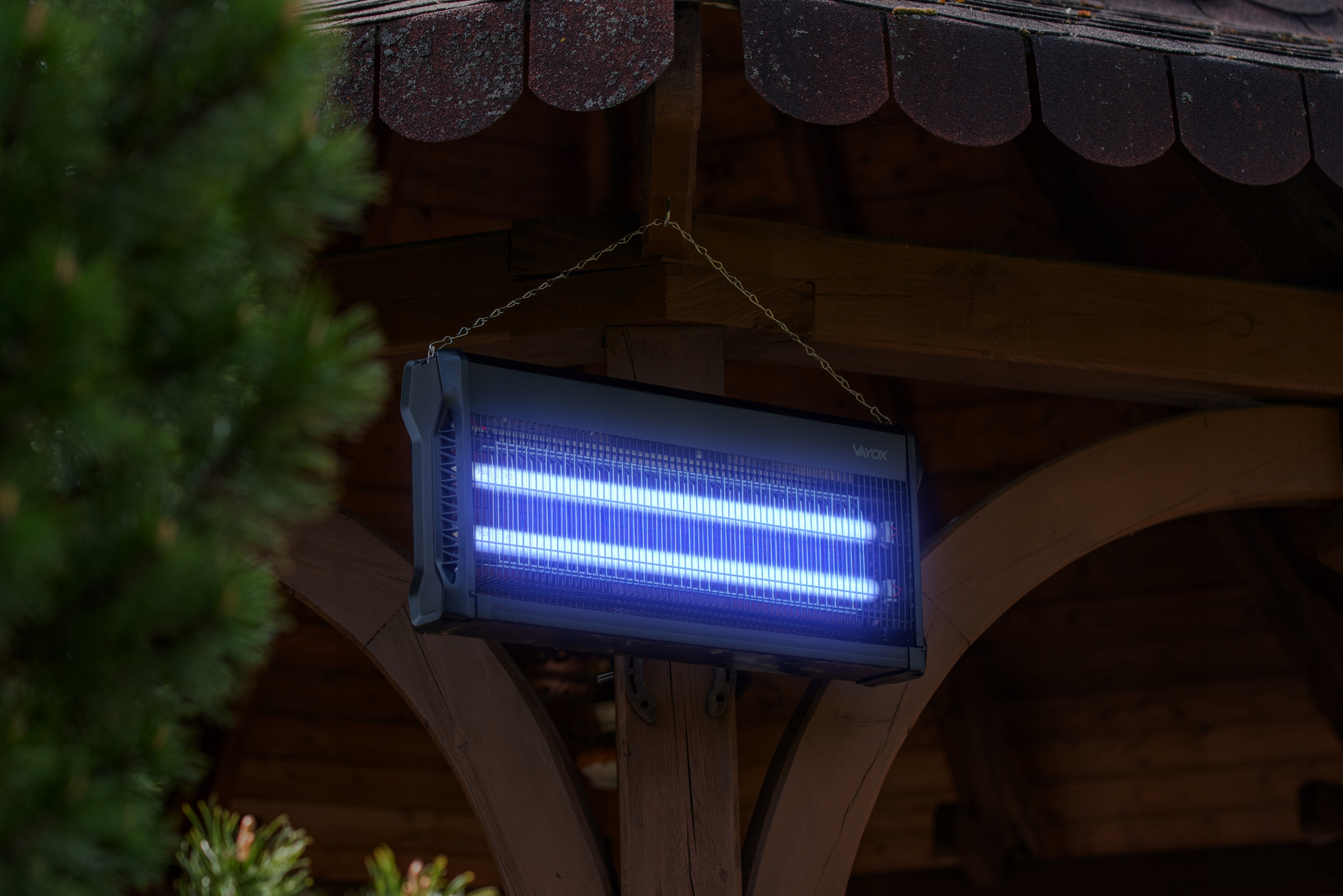 Zabójca owadów wiszący na zewnątrz. Emituje niebieskie światło.