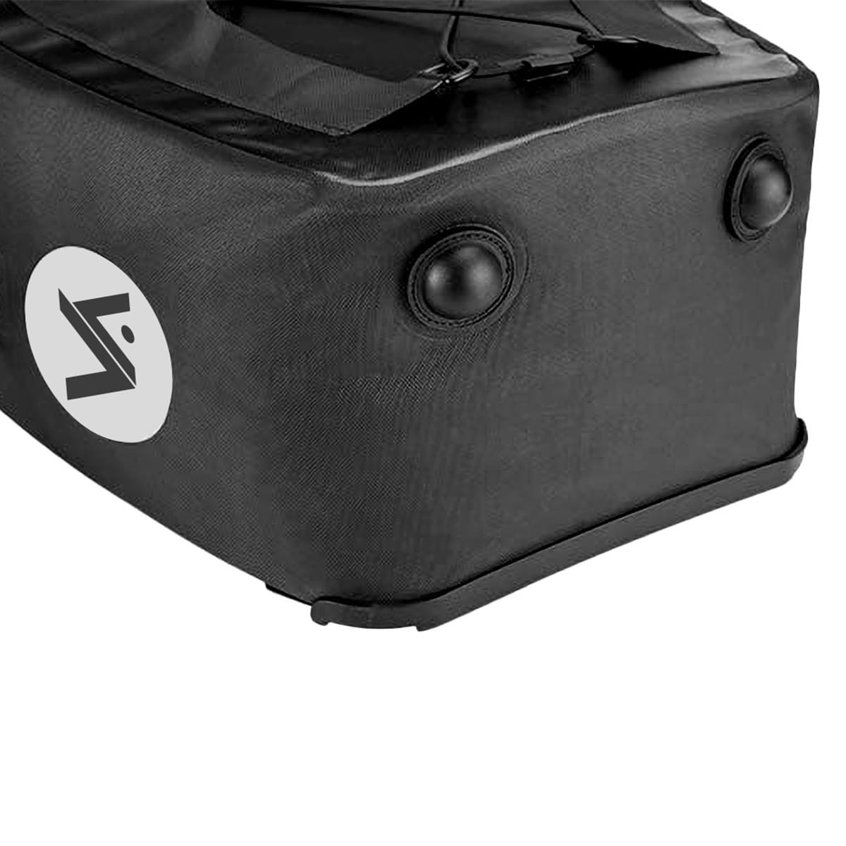 Zbliżenie rogu czarnej torby, pokazujące logo i dwa czarne, zaokrąglone elementy.