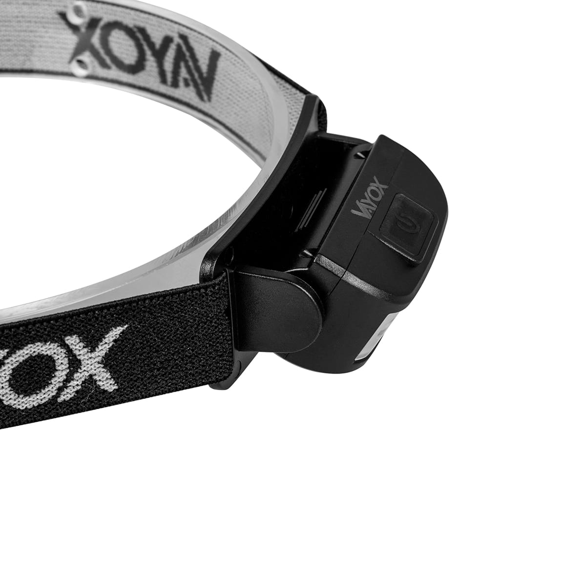 Zbliżenie czarnej i srebrnej latarki czołowej. Latarka ma markę VOX.