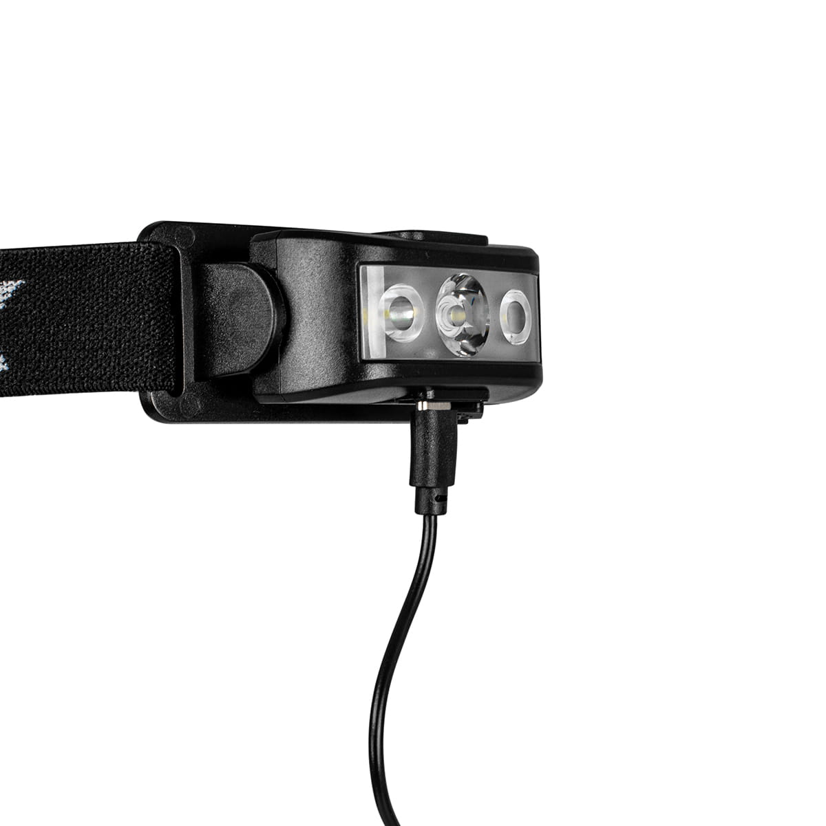 Czarna lampa czołowa na kablu ładującym. Świecą się trzy światła. Białe tło.