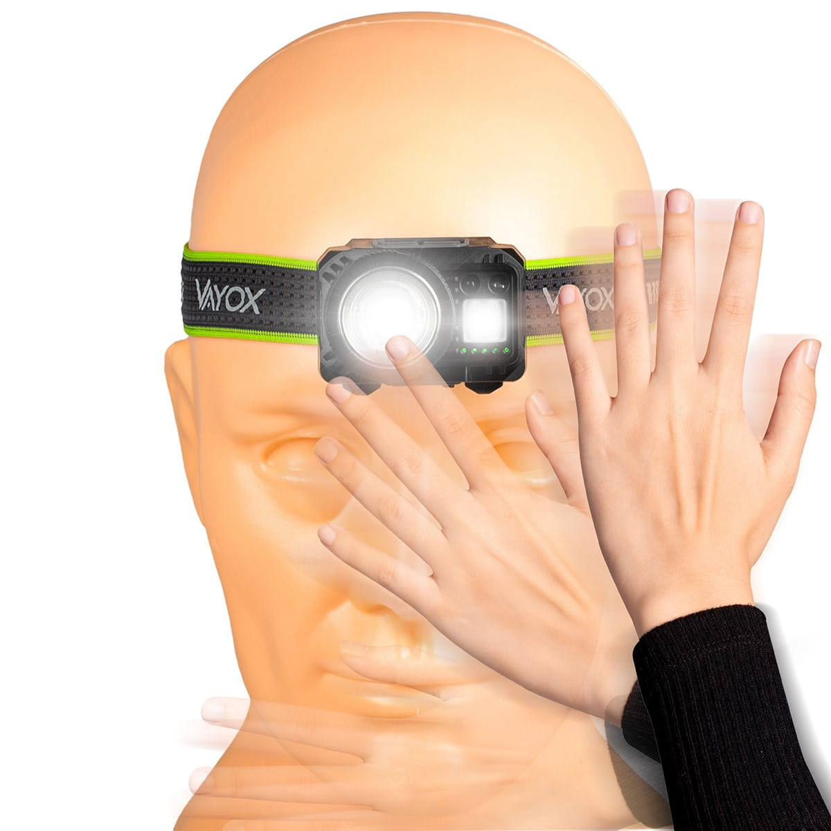 Lampa czołowa na manekinie, z dłońmi, które mają jej dotknąć. Światło jest włączone.
