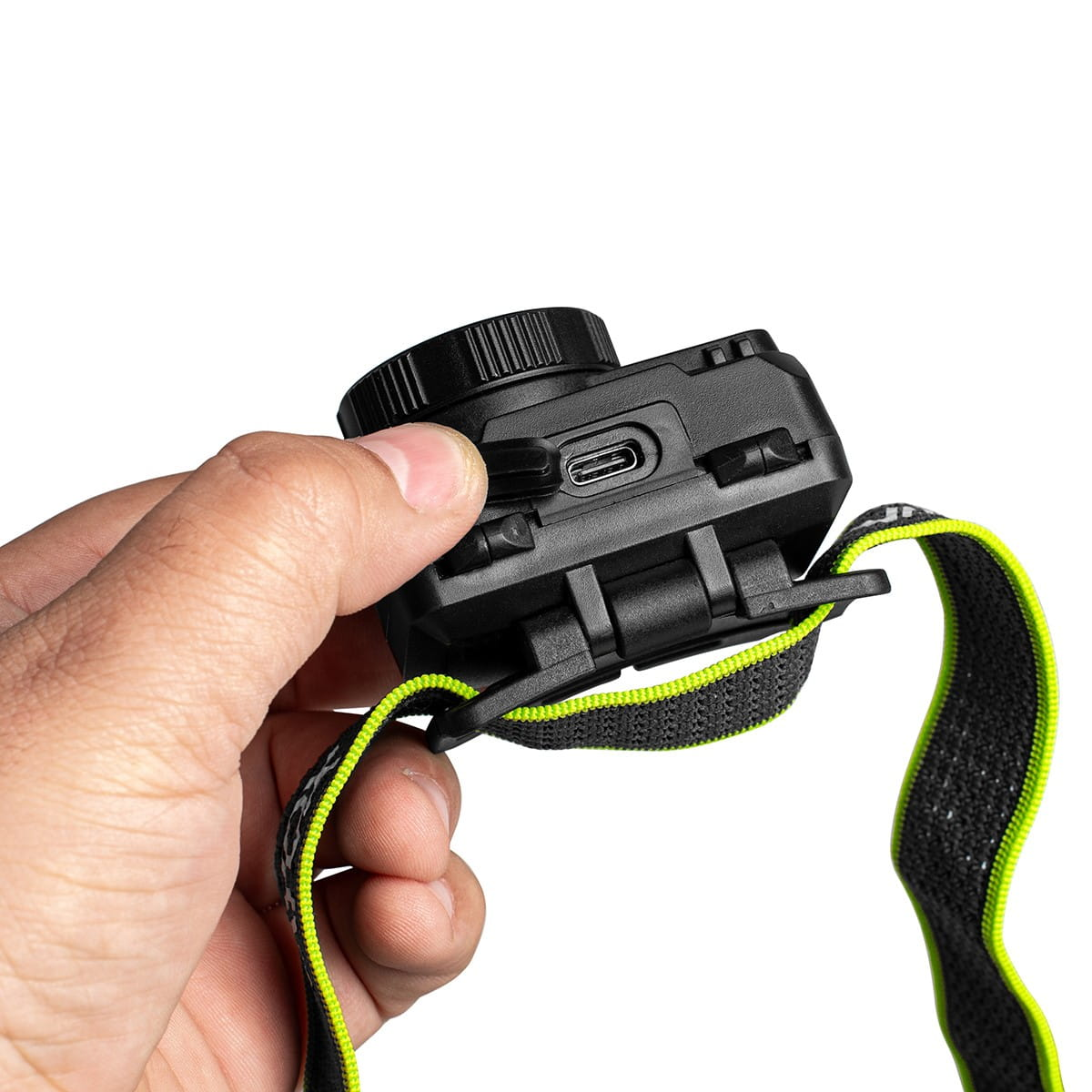 Dłoń trzymająca czarną lampę czołową. Widoczny port USB.