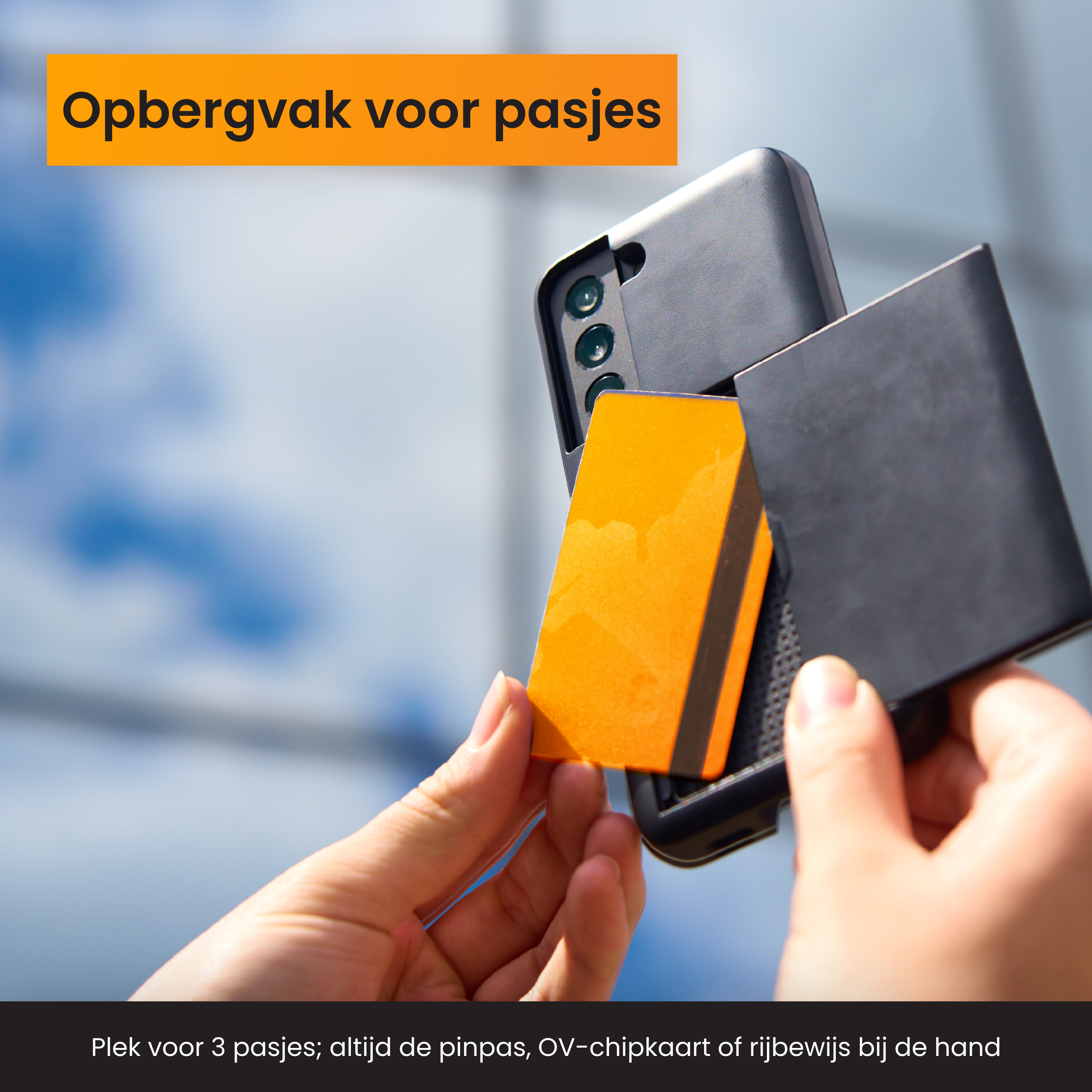 Hand die een oranje kaart vasthoudt naast een telefoon met een zwarte hoes. Tekst onderaan.