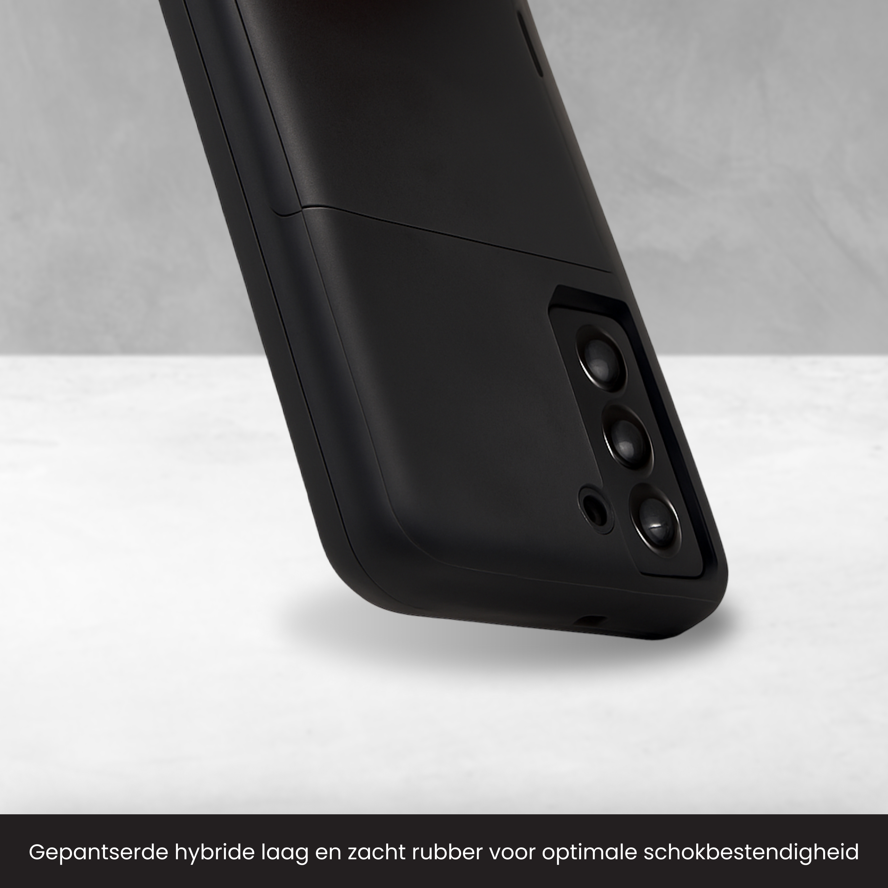 Close-up van een zwarte telefoonhoes. De onderkant is iets verhoogd.