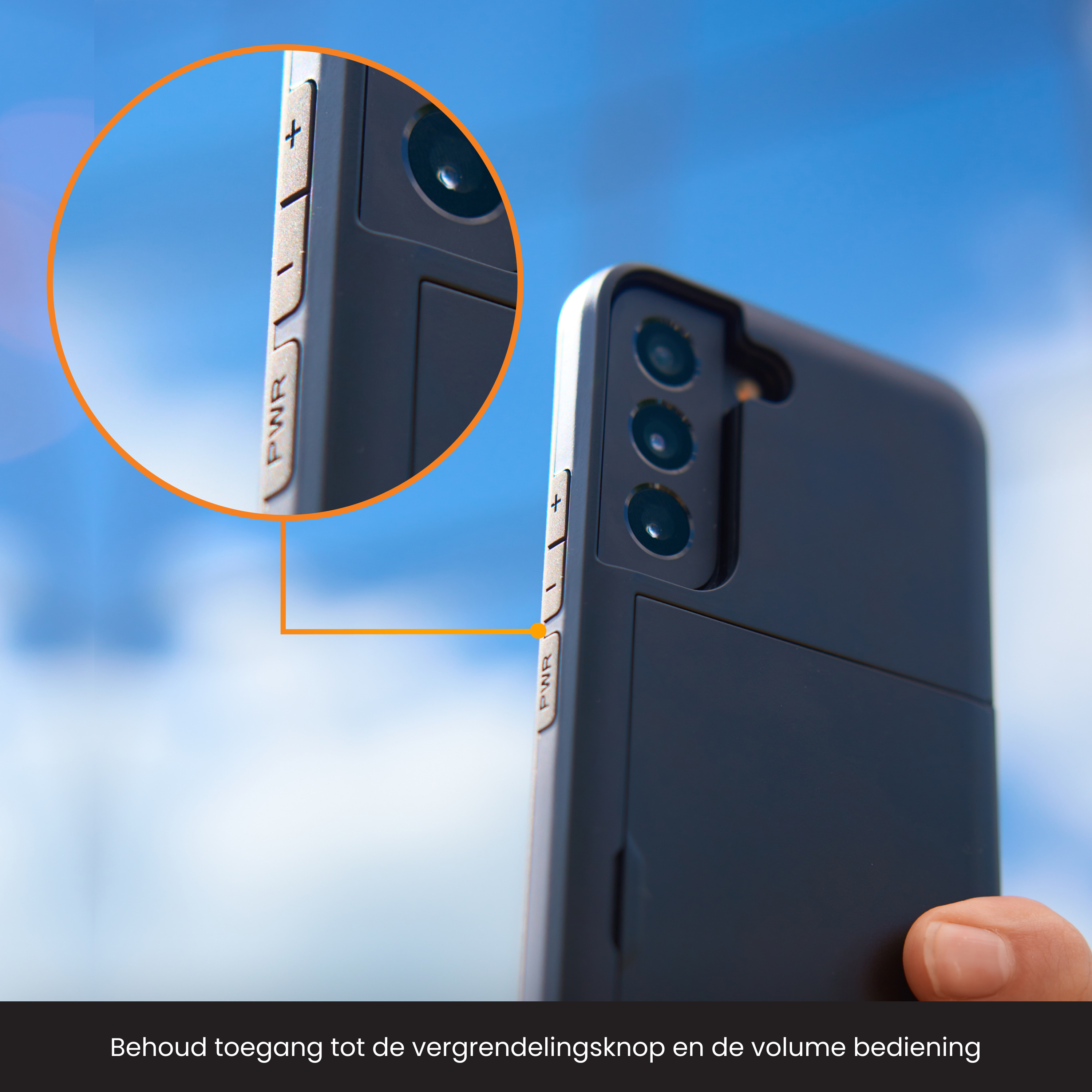 Close-up van een telefoon met een zwarte hoes, met de aan/uit- en volumeknoppen.