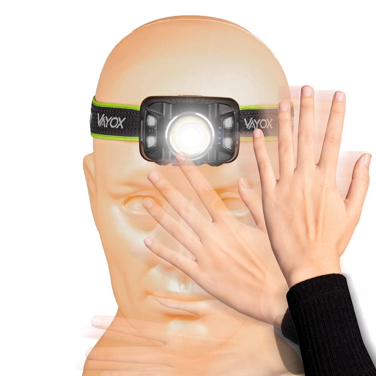 Manekin z latarką czołową. Dwie ręce wchodzą w interakcję z latarką czołową.