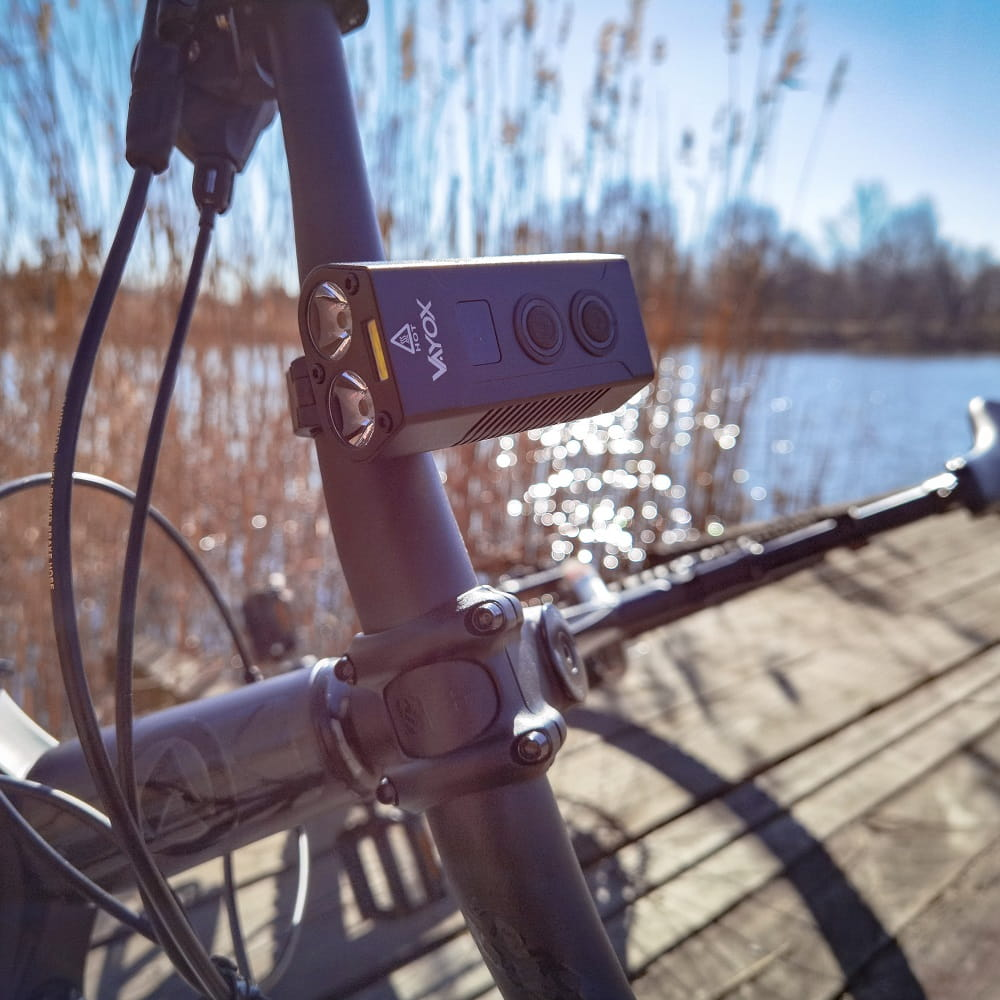 Światło rowerowe jest przymocowane do roweru. Jest czarne i ma 2 światła.