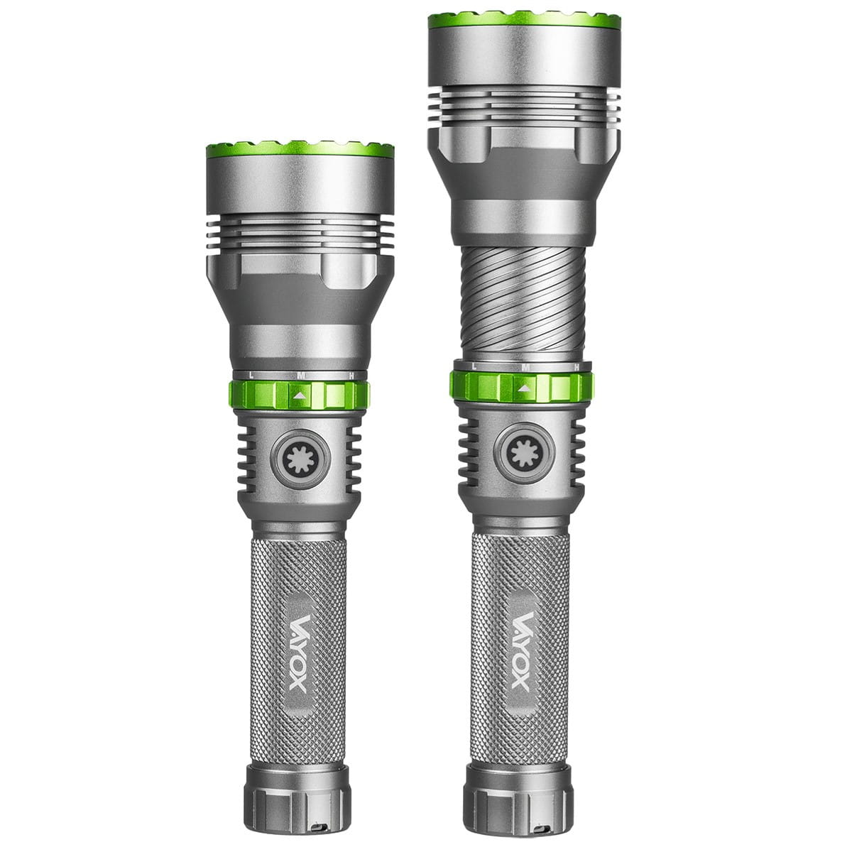 Dwie srebrne latarki z zielonymi akcentami. Różne rozmiary, logo VAYOX, na białym tle.