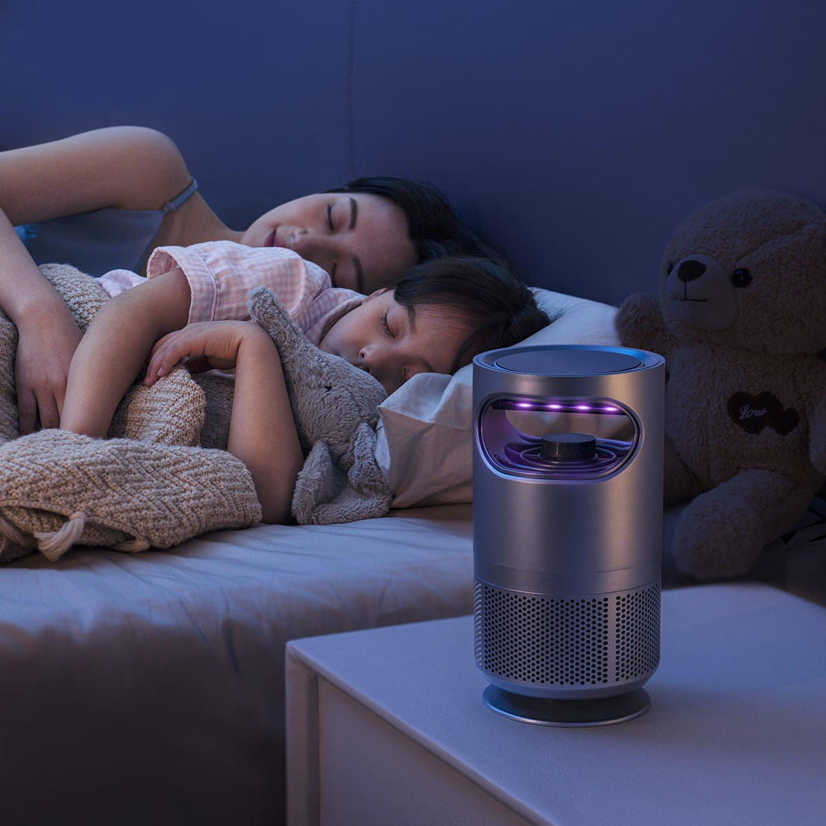 Scena sypialni ze śpiącą matką, dzieckiem i zabójcą komarów na stole.