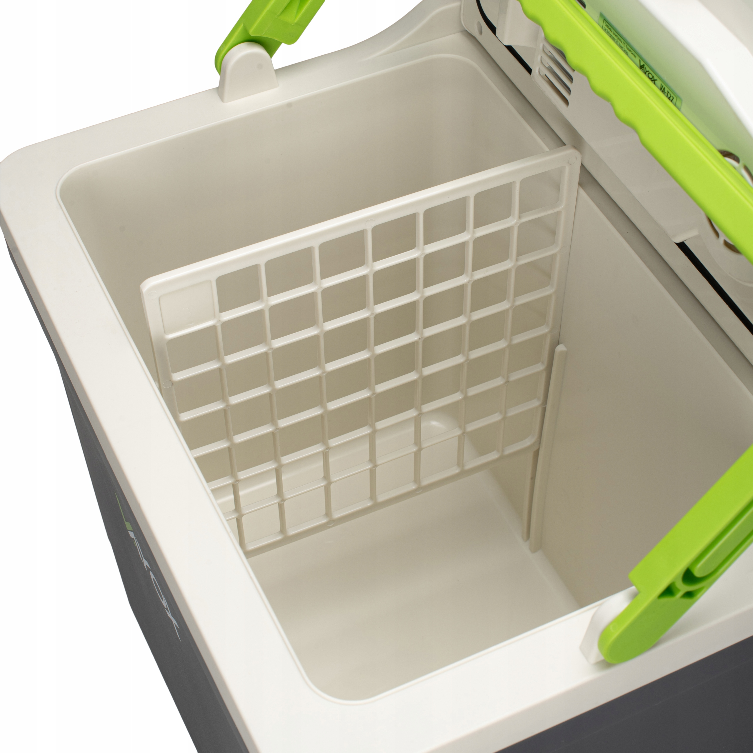 Otwarta szara i biała chłodziarka z białą kratką w środku i zielonymi uchwytami. Chłodziarka jest pusta.
