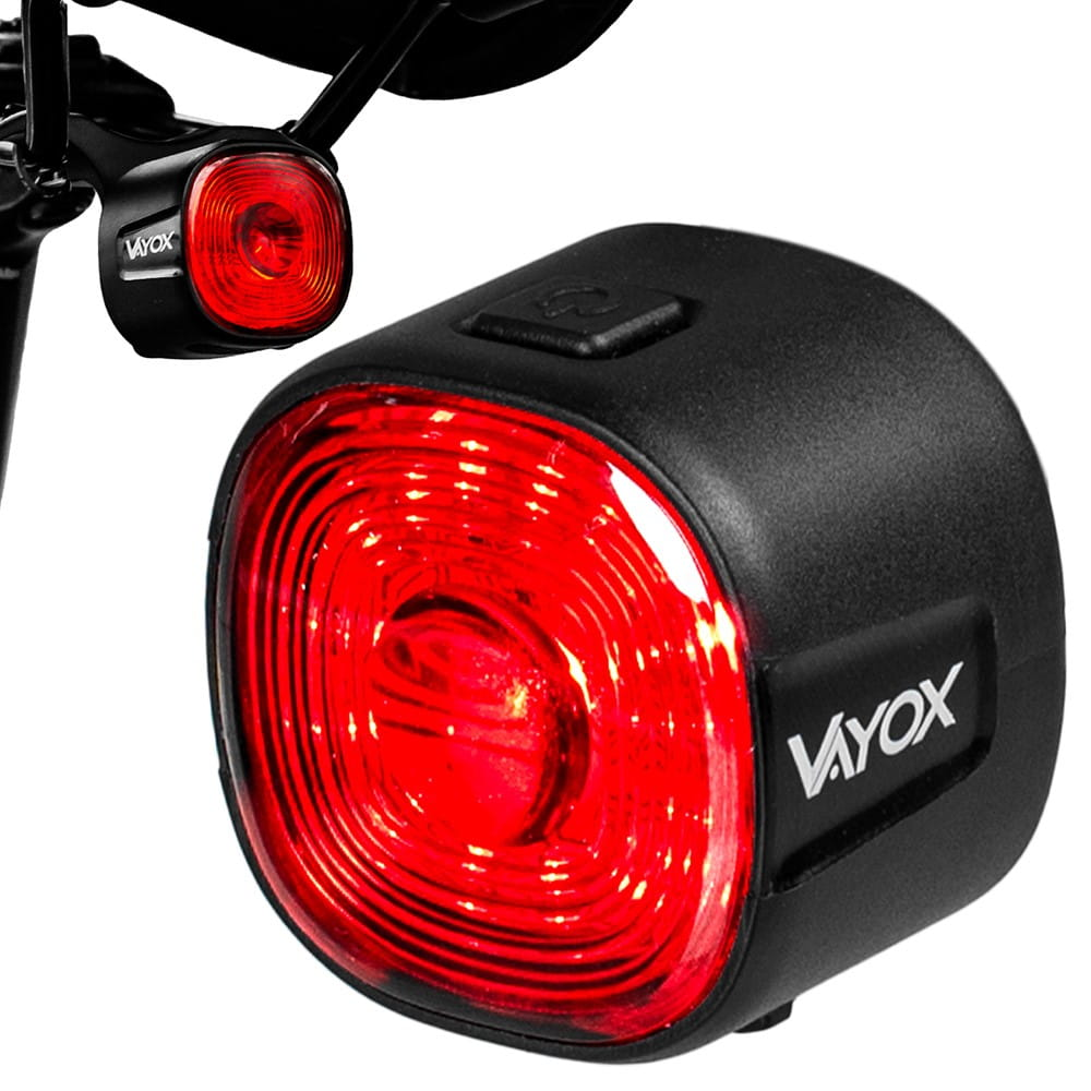 Czarne tylne światło rowerowe z czerwonym światłem. Widoczna nazwa marki.