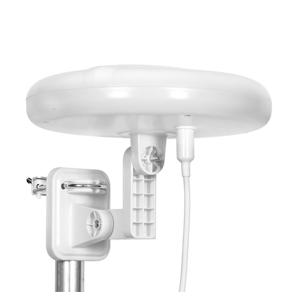 Biała antena zewnętrzna z białym kablem i wspornikiem montażowym.