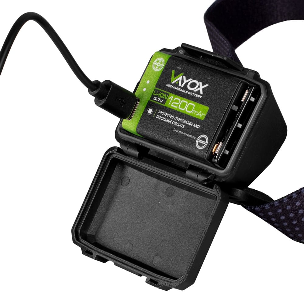 Czarny akumulator z czarnym kablem ładującym, otwartą pokrywą, na opasce.