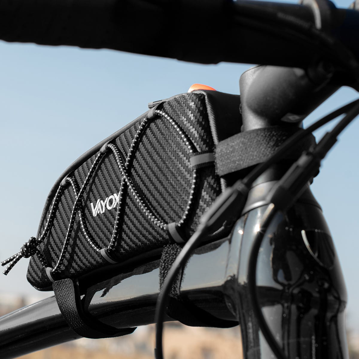Czarna torba rowerowa na kierownicy, ze wzorem z włókna węglowego i marką 'VAYOX'.
