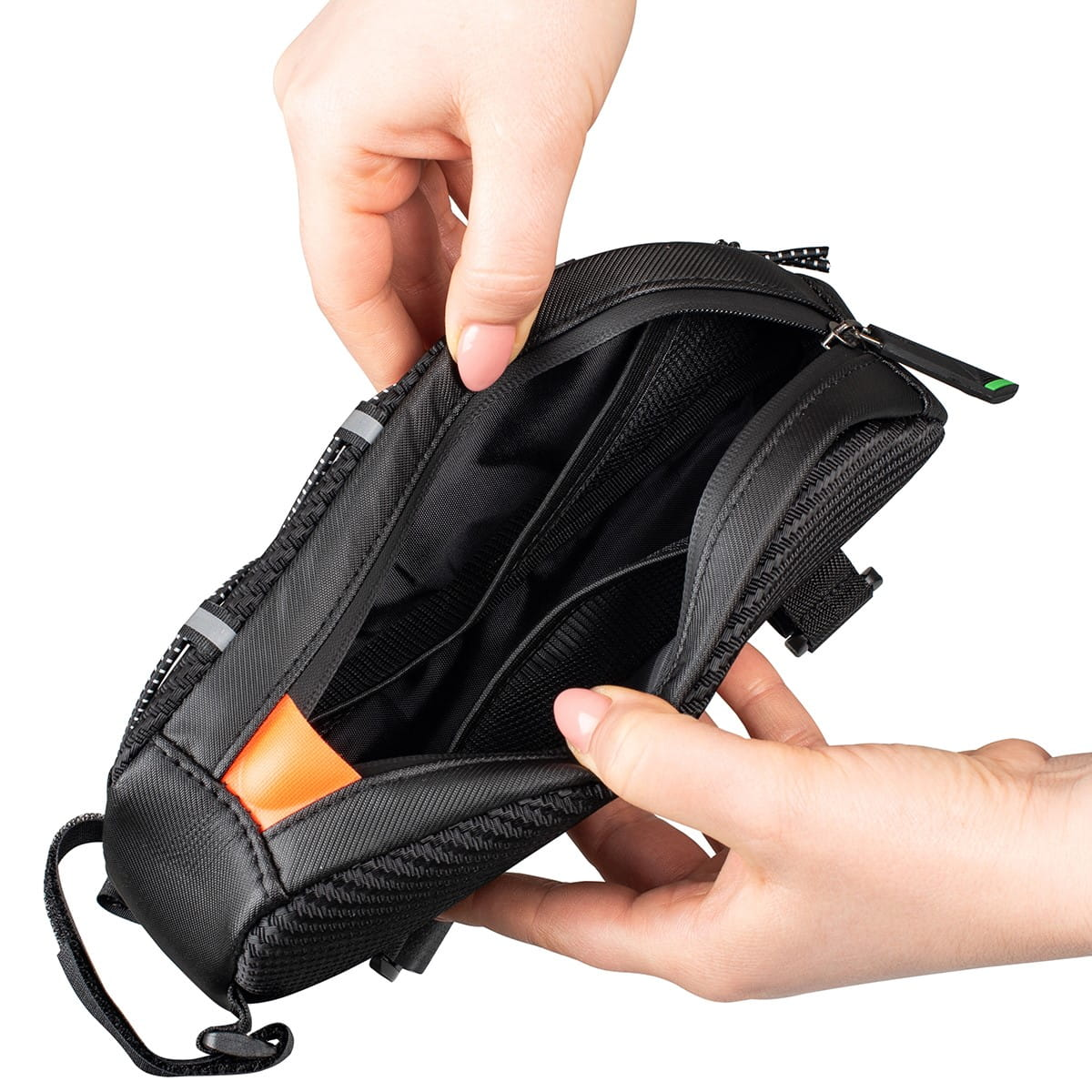 Zbliżenie czarnych wsporników montażowych z klipsami i zwiniętym kablem.