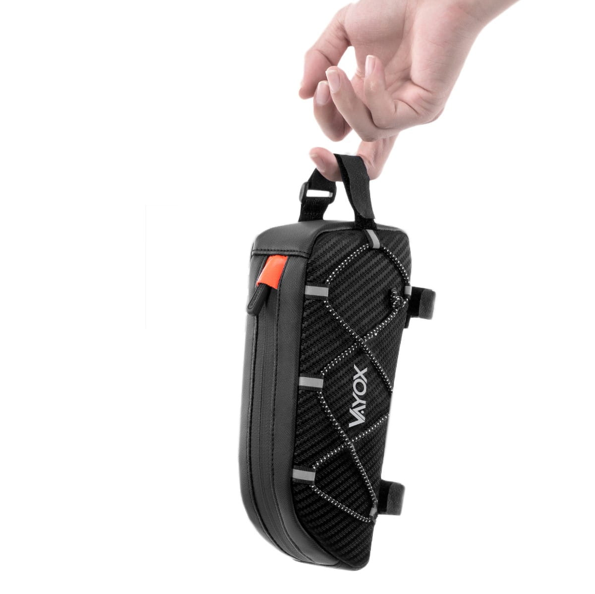 Czarna torba rowerowa trzymana w dłoni. Torba ma odblaskowy pasek.