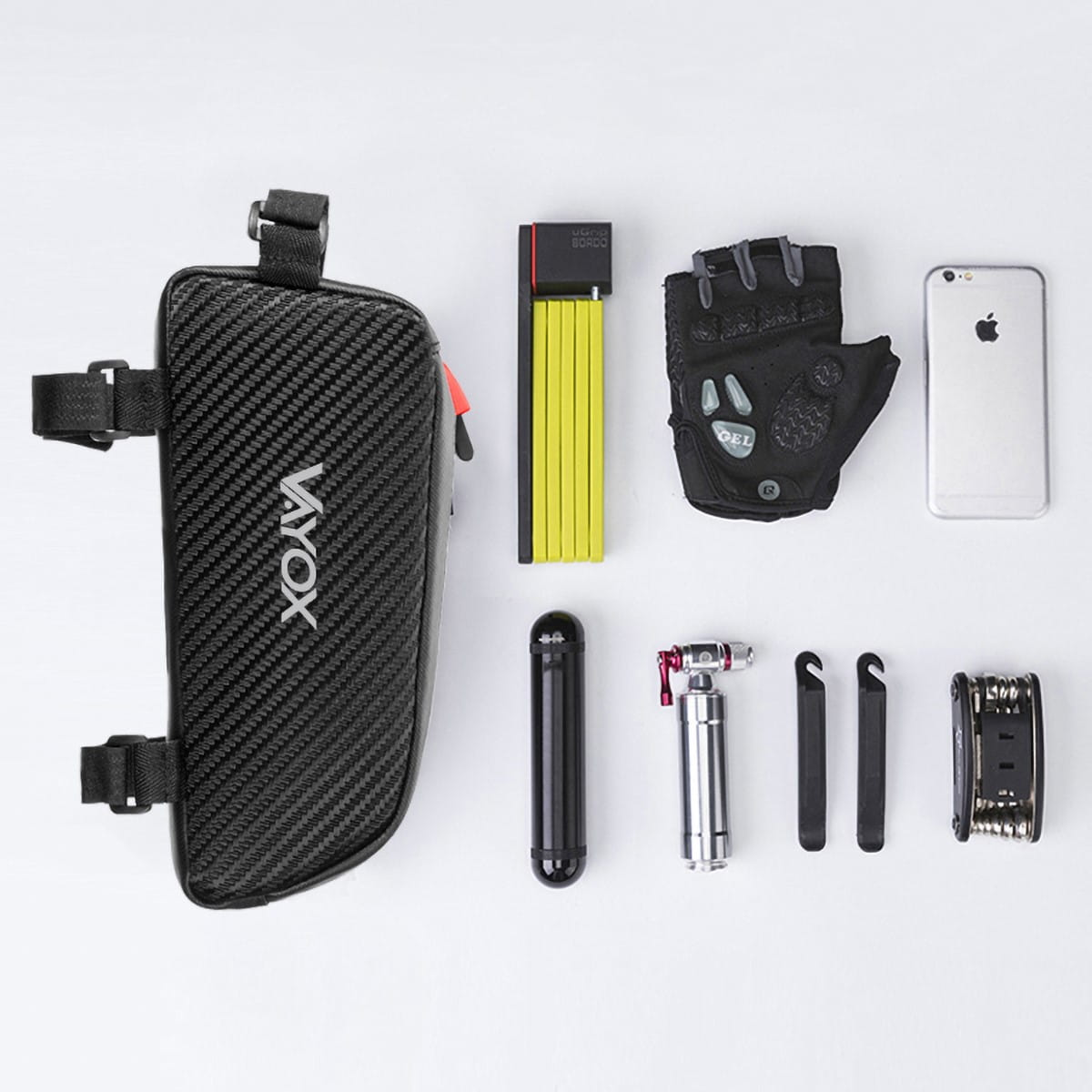 Różne akcesoria rowerowe na białym tle. Zawiera torbę rowerową, zamek, rękawiczki, telefon i narzędzia.