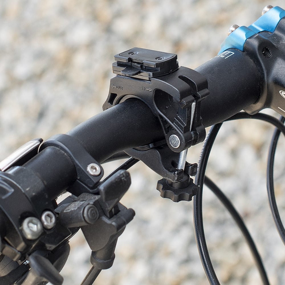 Uchwyt kierownicy roweru na akcesoria. Czarny uchwyt jest przymocowany do kierownicy.