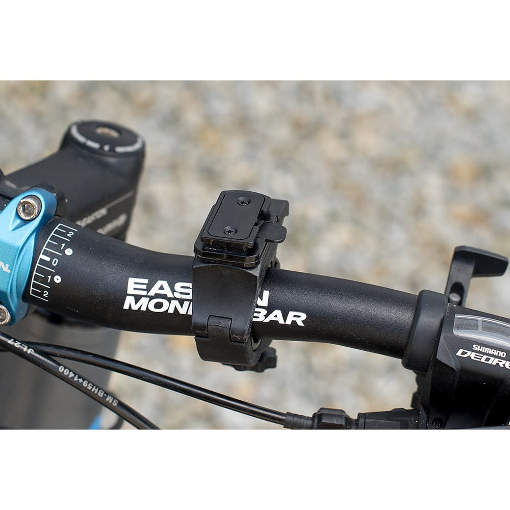 Uchwyt kierownicy roweru na akcesoria. Czarny uchwyt jest przymocowany do kierownicy.