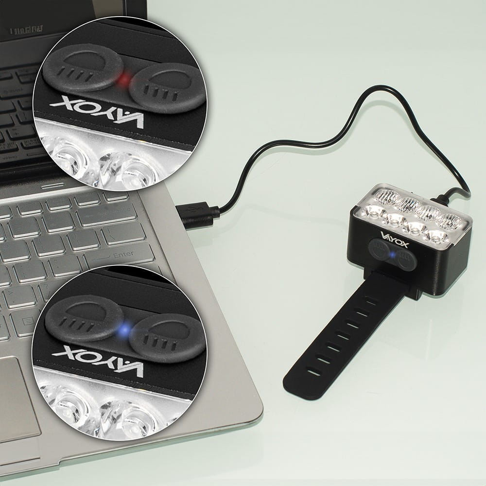 Czarny przenośny power bank ładujący telefon, z cyfrowym wyświetlaczem i przyciskami.