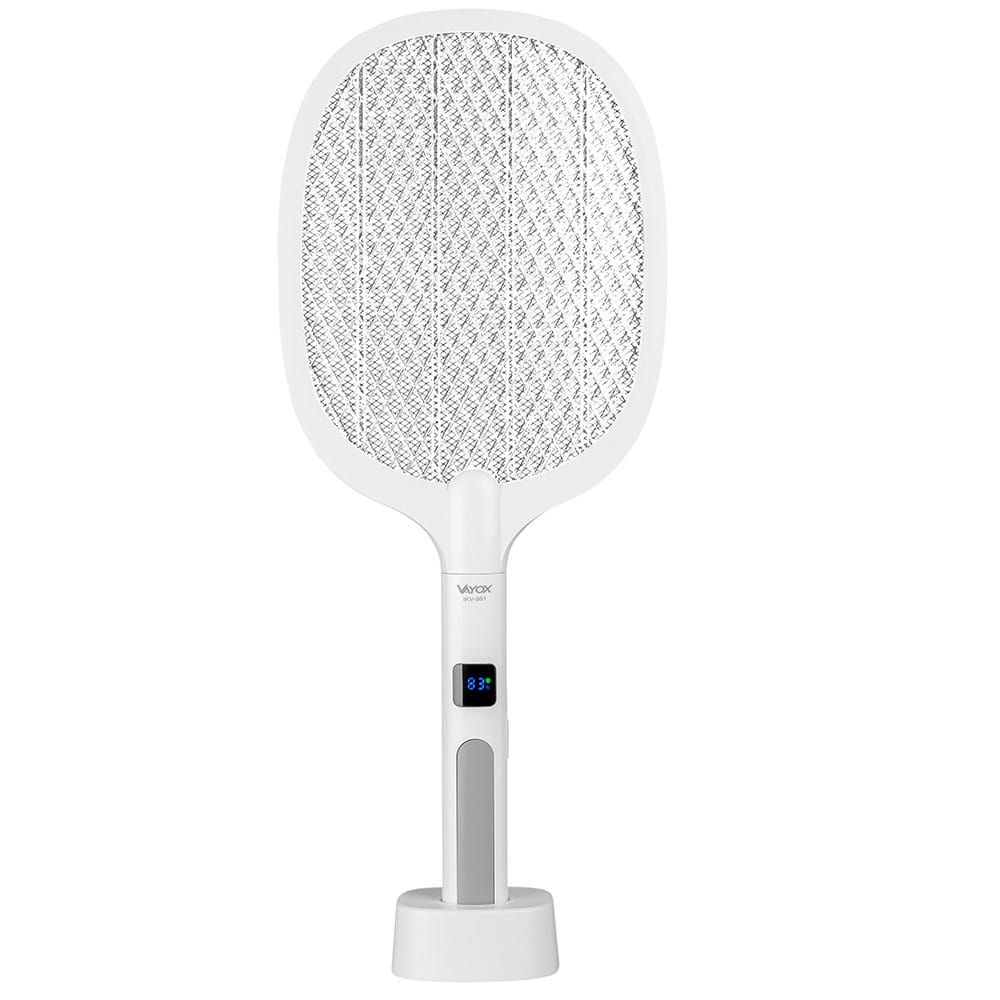 Biała elektryczna packa na muchy Vayox na stojaku. Wyświetlacz pokazuje 83, z szarym uchwytem i podstawą ładującą.