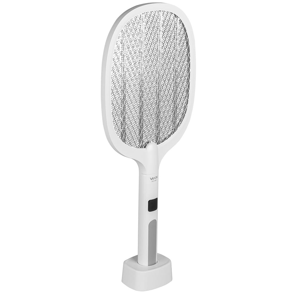 Biała elektryczna packa na komary z białą podstawką. Ma długi uchwyt i siatkę.