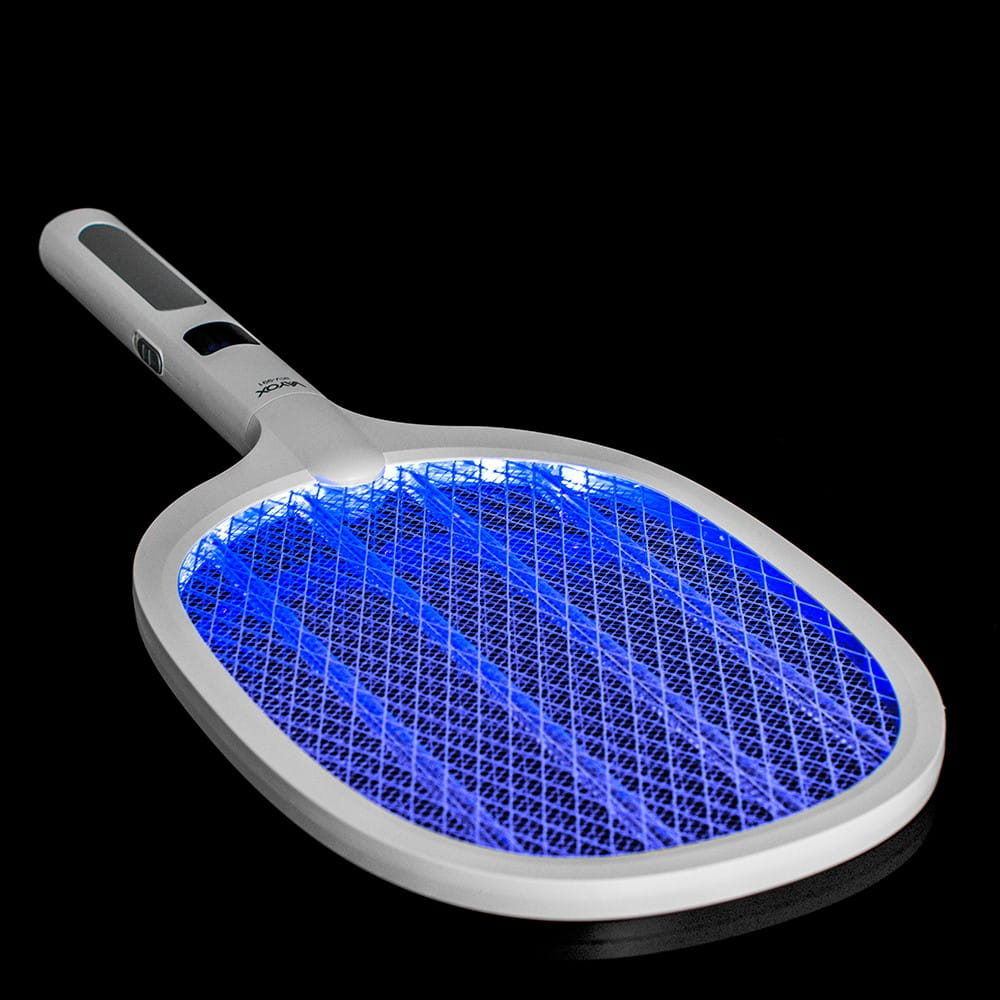 Biała elektryczna packa na komary z niebieskim światłem. Czarne tło. Siatkowy wzór.