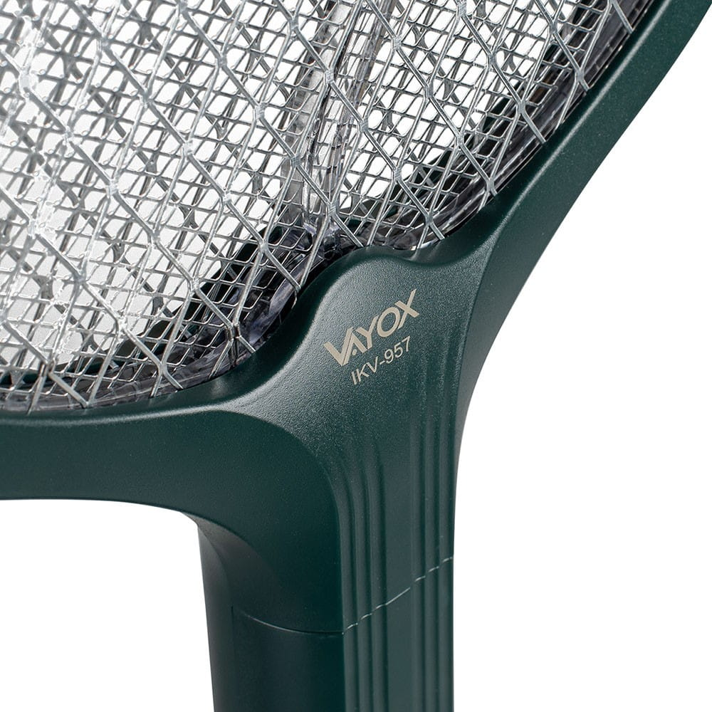 Zielona packa na komary. Zbliżenie pokazuje nazwę marki Vayox.