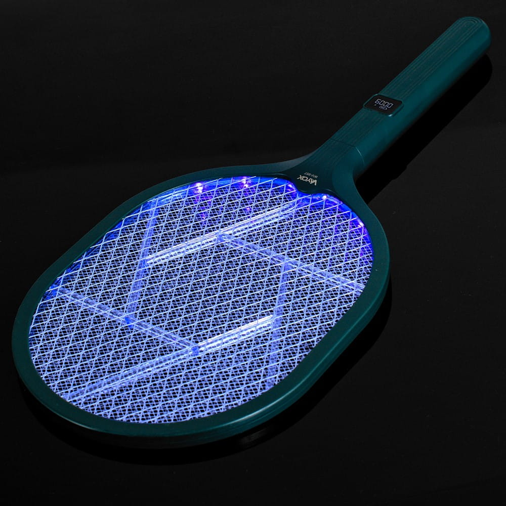 Zielona elektryczna packa na komary z niebieskim światłem. Czarne tło. Siatkowy wzór.