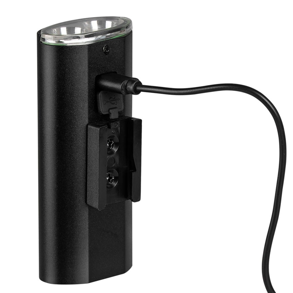 Czarna lampka rowerowa, podłączony kabel USB. Białe tło.
