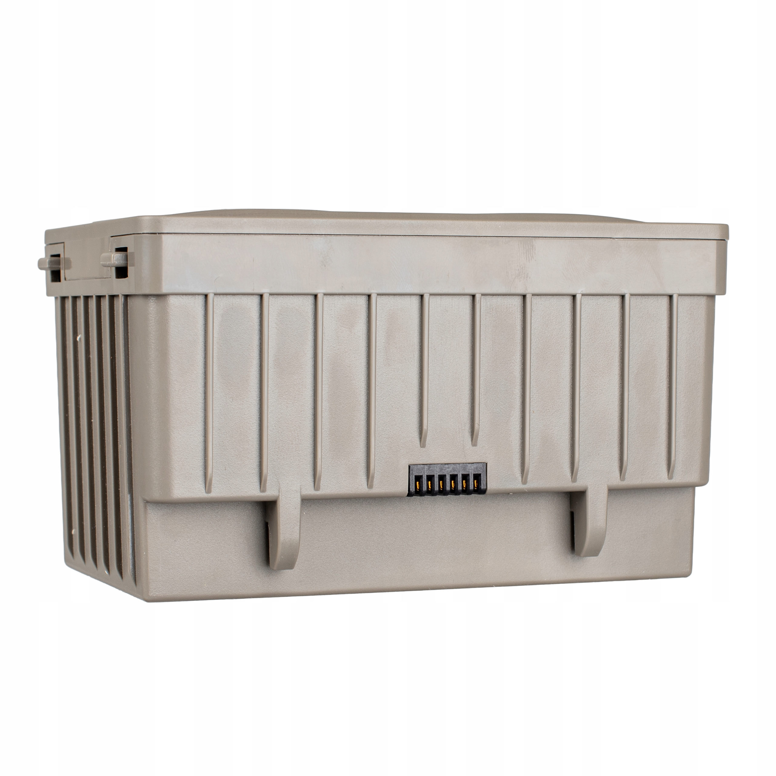 Eine beige Box mit Deckel und einer Reihe von Anschlüssen.
